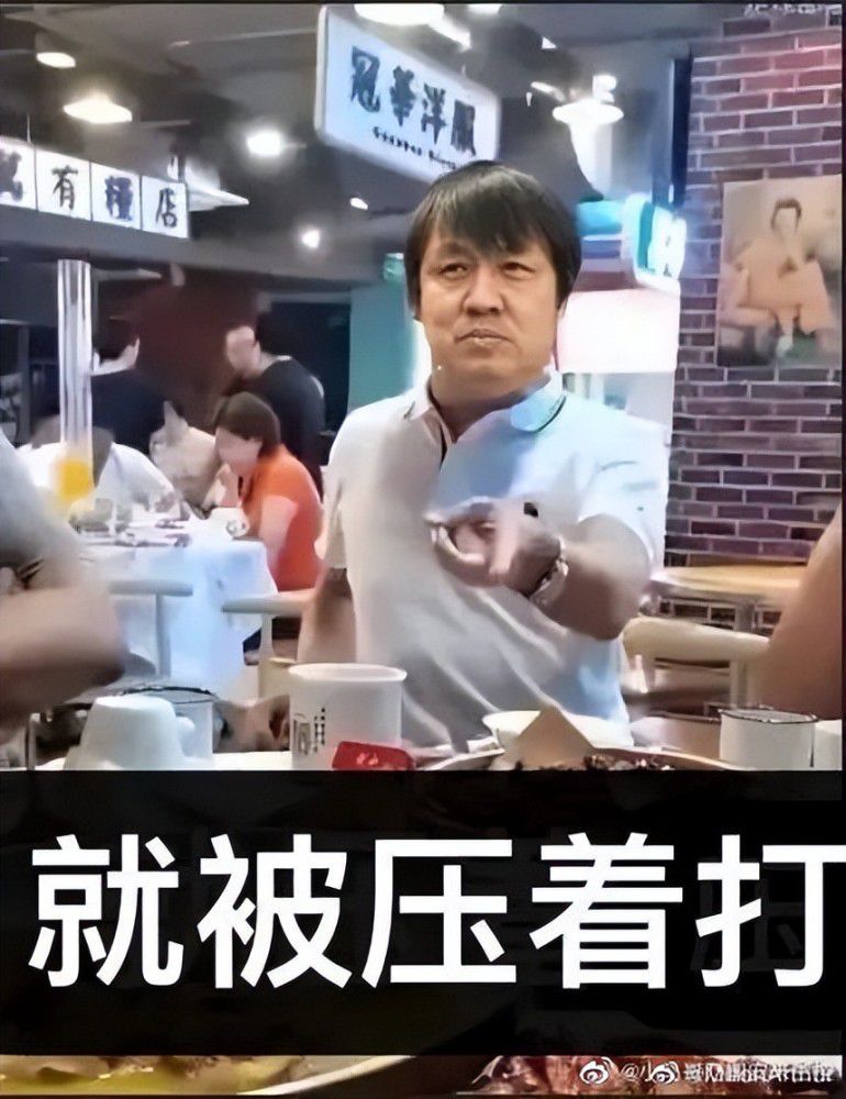 ;黑凤凰海报主打暗黑风，李宇春一袭黑色长袍，手持权杖，身后展开巨大的翅膀，脸部的精致妆容则展露出她;女王的一面，长发造型更是让人眼前一亮，堪称李宇春从影以来最美最反差的造型